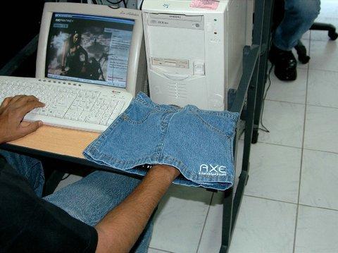 AMBIENT MARKETING - Con Axe fantasie negli internet cafè