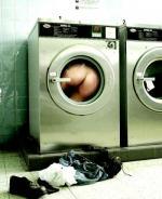 GUERRILLA - Humo Shake That Ass nelle lavanderie pubbliche