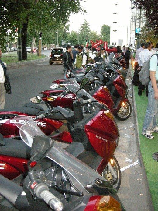 Guerrilla - Vectrix punta la freccia sul suo Maxi-Scooter elettrico!