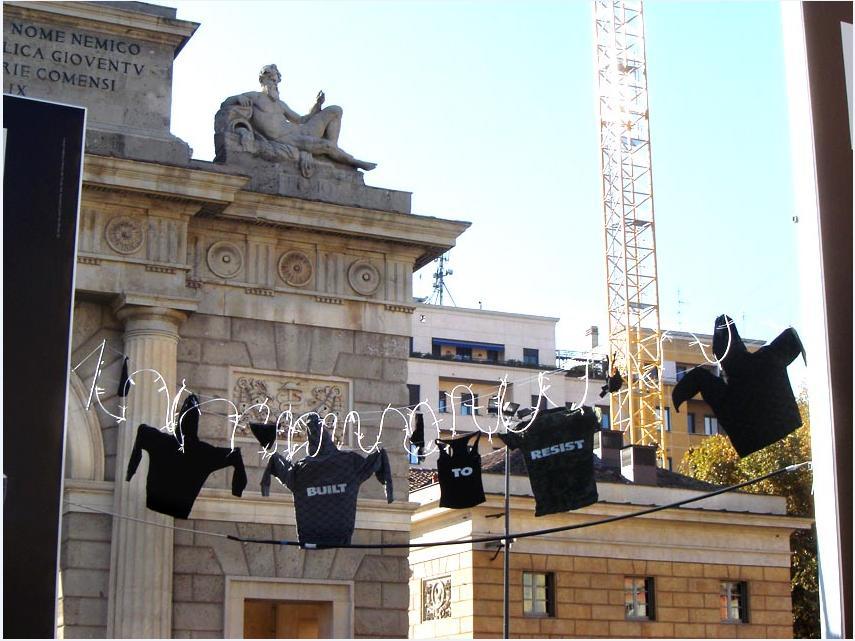 Built to Resist: Bucato estremo per le vie di Milano