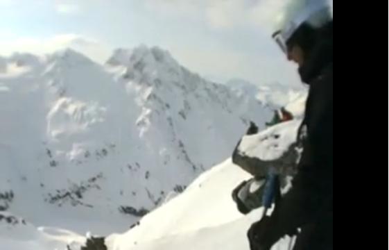 video_sciatore_sotto_la_neve_per_4_minuti_azione_di_marketing_virale