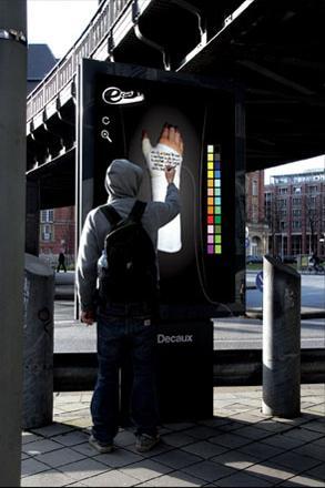 Ambient Marketing di gesso per promuovere i pennarelli Sharpie 1