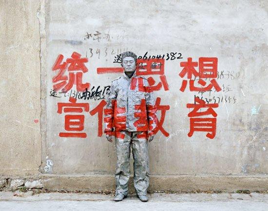 Liu Bolin luomo invisibile c%C3%A8 ma non si vede 18 Hiding in Italia, Liu Bolin musicopolis