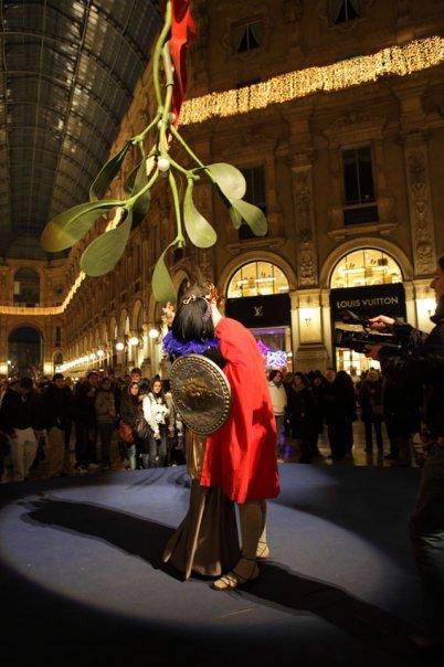 Un bacio "storico" per la scommessa di Cesvi