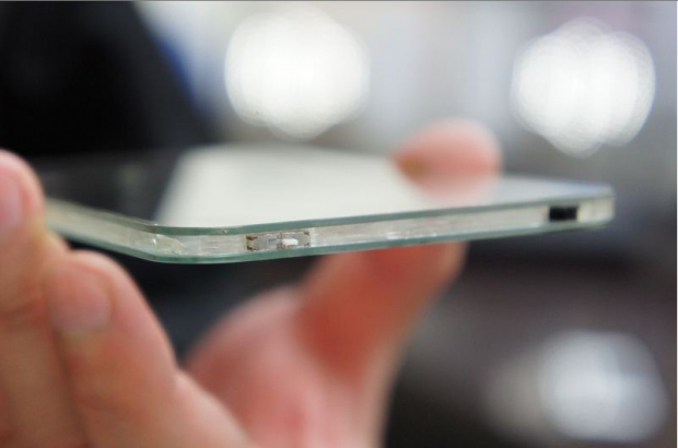 Lo smartphone trasparente: creatività e innovazione nel telefono del futuro