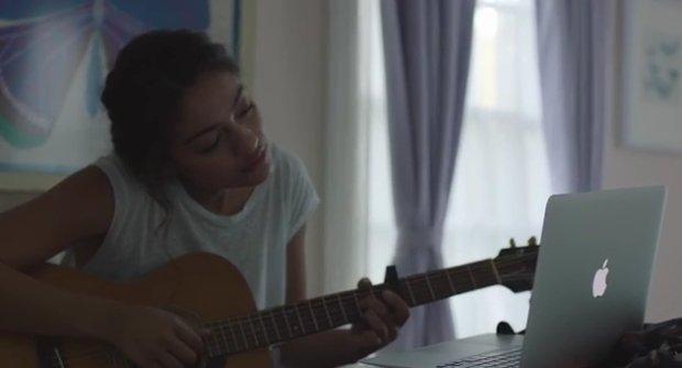 Apple, famiglia e musica: il perfetto mix natalizio per emozionarci ancora [VIDEO]