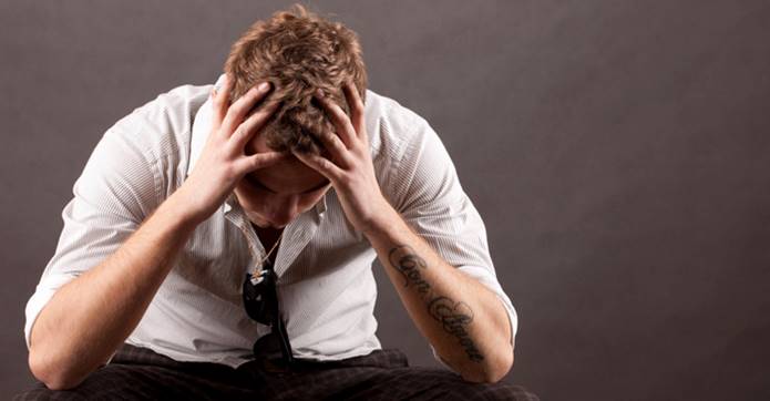 persona concentrata con le mani sulla testa