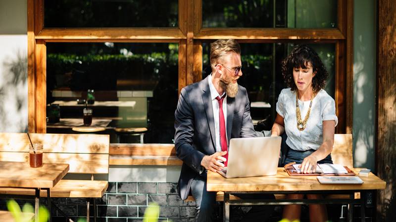 meeting con cliente, clienti lasciano agenzie SEO