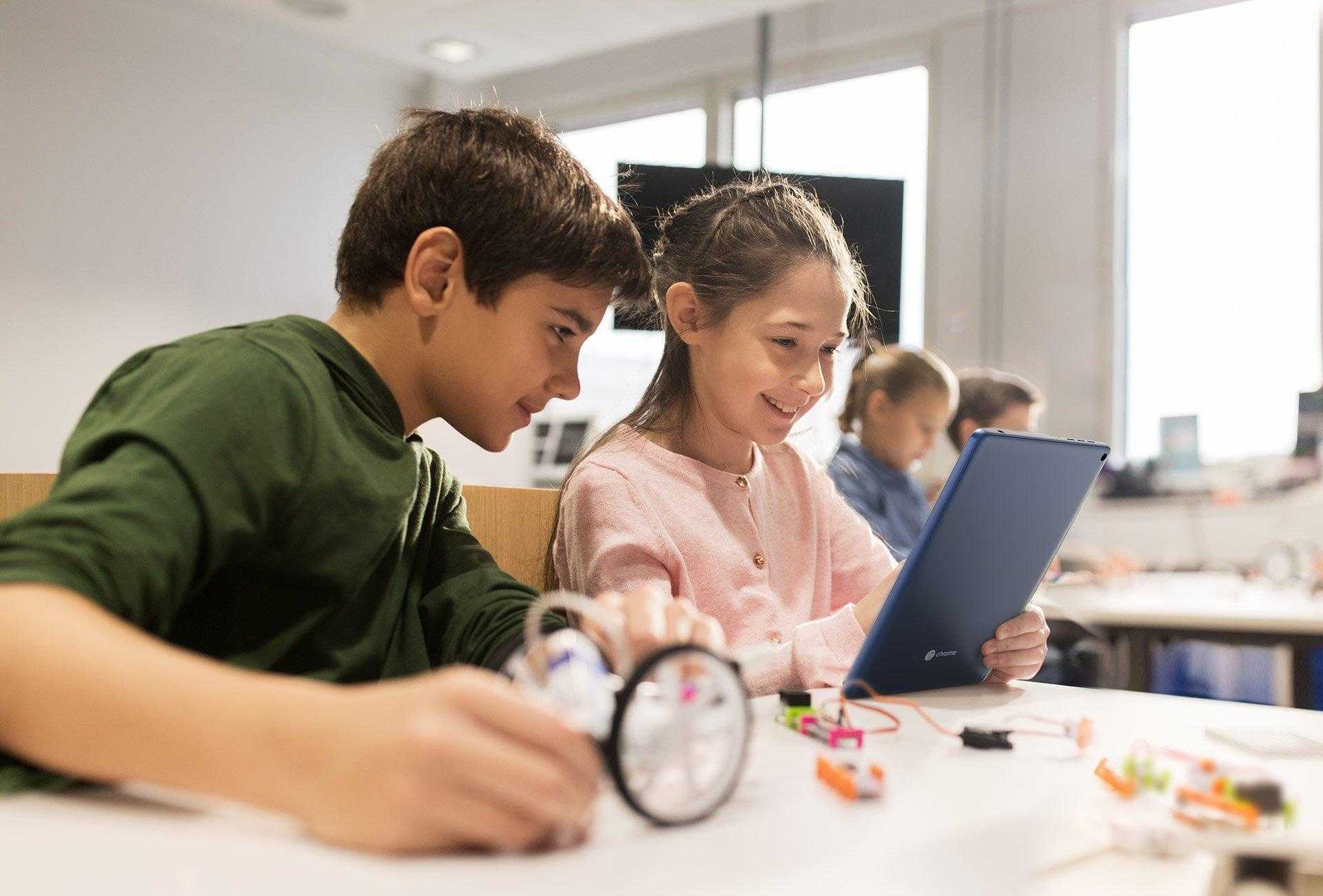 Acer-Chromebook-Tab-10-D651N_design_lifestyle_large