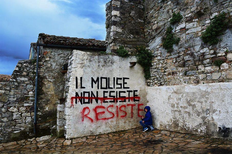 Riscorpire i borghi italiani con la street art ed Airbnb