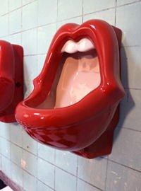 Bathroom Mania! - The Kisses Urinal urinatoi sexy