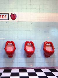 Bathroom Mania! - The Kisses Urinal urinatoi sexy