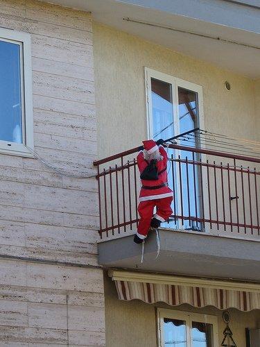 La mania dei Babbo Natale da terrazzo - Il mondo tende davvero verso il meglio?