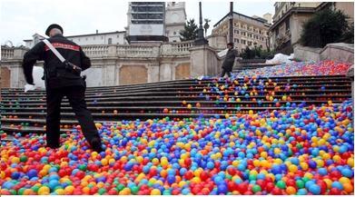 Dal rosso alla quadricomia: Piazza di Spagna si colora!