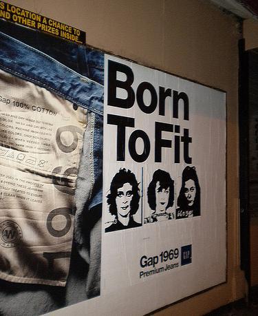 Gap lancia la nuova collezione con una campagna non convenzionale affissioni flyer manifesti born to