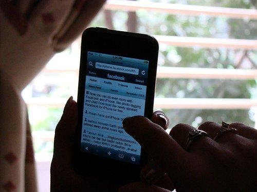 accordo_nokia_facebook_attacco_all_iphone_attraverso_il_social_network2