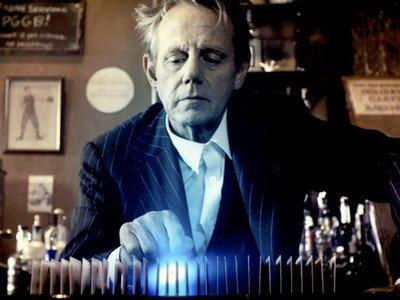 Il barista di Bar Karma interpretato da William Sanderson