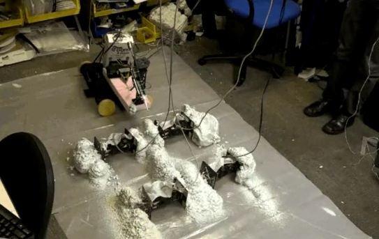 Il nuovo robot che usa la schiuma per costruirsi da sé