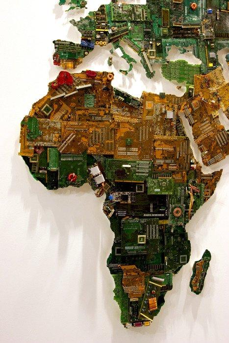 Una world map fatta di circuiti riciclati