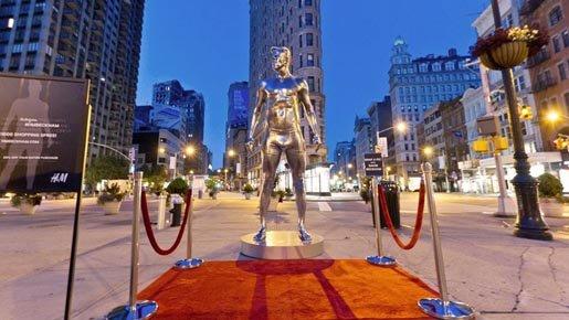 H&M piazza statue di David Beckham in giro per le città