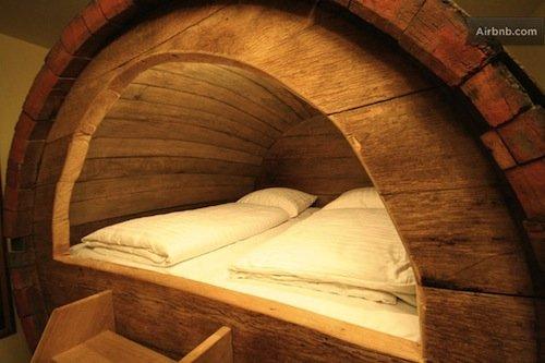 AirBnB hotel: una notte in una botte di birra