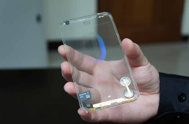 Lo smartphone trasparente: creatività e innovazione nel telefono del futuro