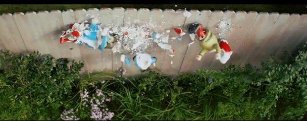 Ikea "lotta" con i nani da giardino [VIDEO]