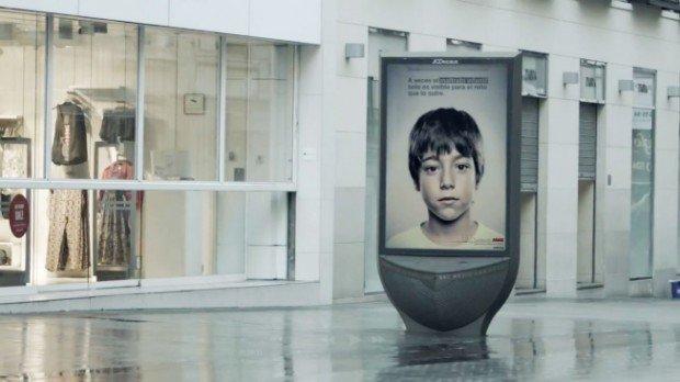Il billboard contro l'abuso dei minori mostra un messaggio diverso ad adulti e bambini