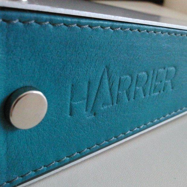 Particolare di "Flap": custodia by Harrier Design