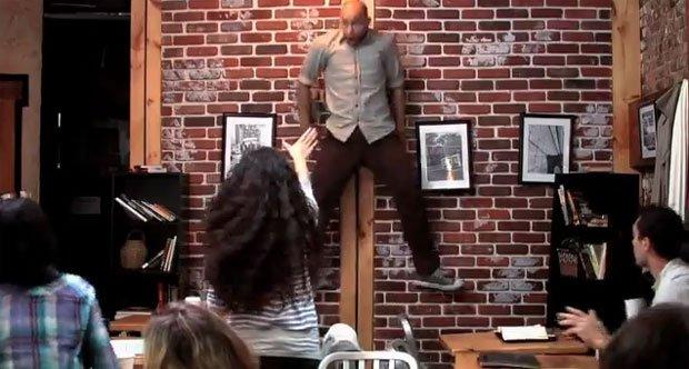 Telecinesi da brivido in un coffee shop: è prank advertising! [VIDEO]