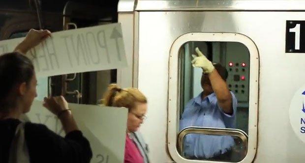 The New York Subway Signs Experiment: bando alla noia in metro [VIDEO]