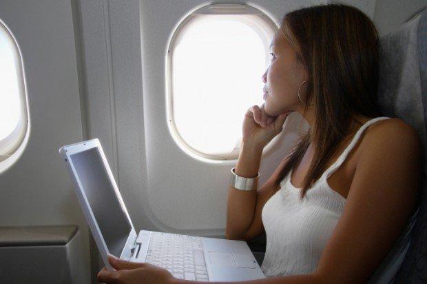 Aerei: sì ai dispositivi elettronici e all'accesso a Internet in volo