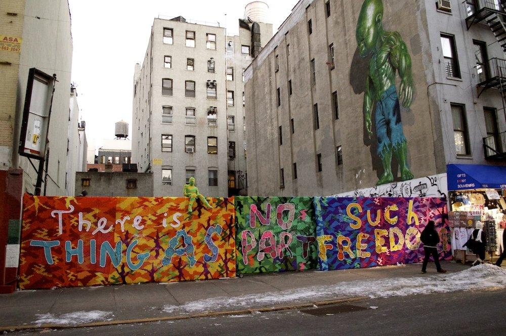 L'opera di Olek per il Little Italy Street Art Project a New York