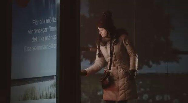 L’ambient Coca Cola porta la felicità alla fermata del bus 