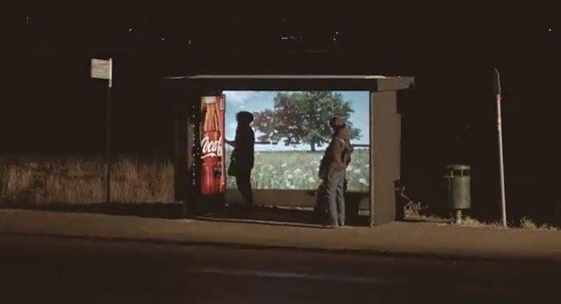 L'ambient Coca Cola porta la felicità alla fermata del bus [VIDEO]