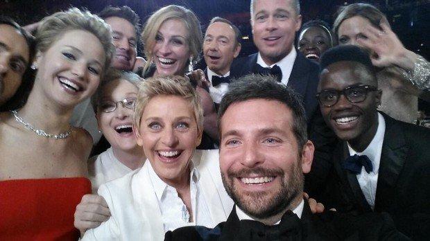 Bradley Cooper scatta il selfie da Oscar