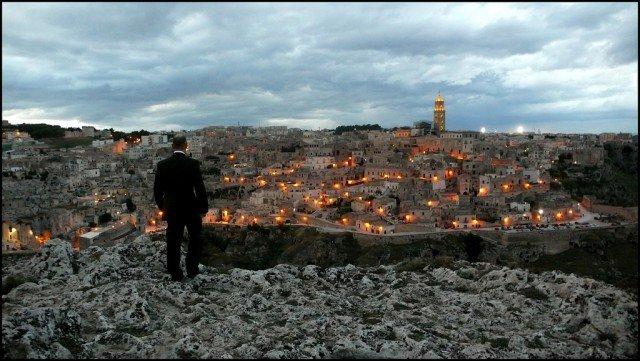 uomo guarda paesaggio urbano