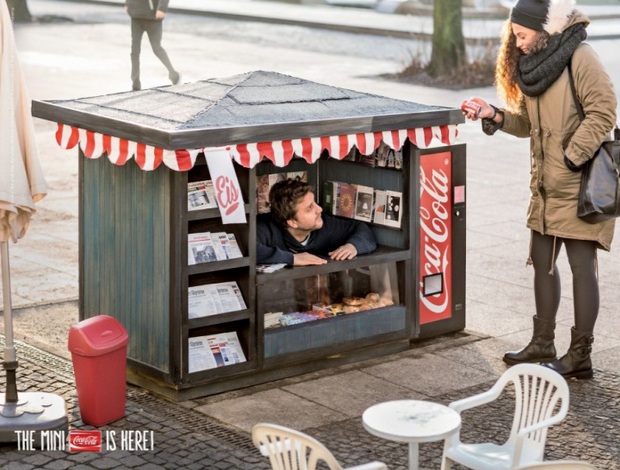 Instancabile Coca Cola: si fa piccola e regala tappi di felicità [VIRAL VIDEO]