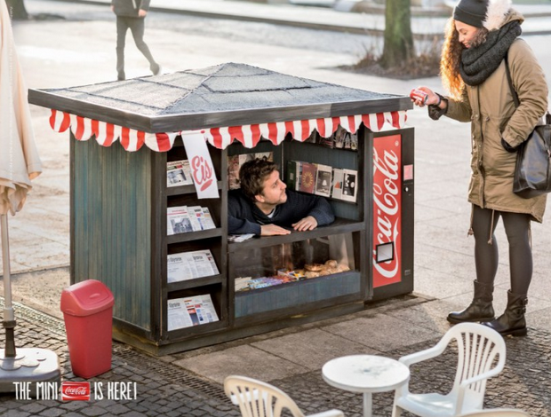 Instancabile Coca Cola: si fa piccola e regala tappi di felicità