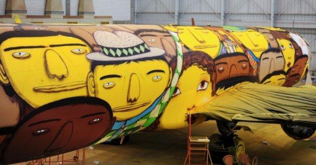 I volti dei tifosi dipinti sull'aereo a sostegno della nazionale di Calcio