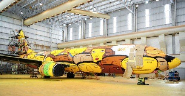 Boeing 737 dipinto da Os Gemeos