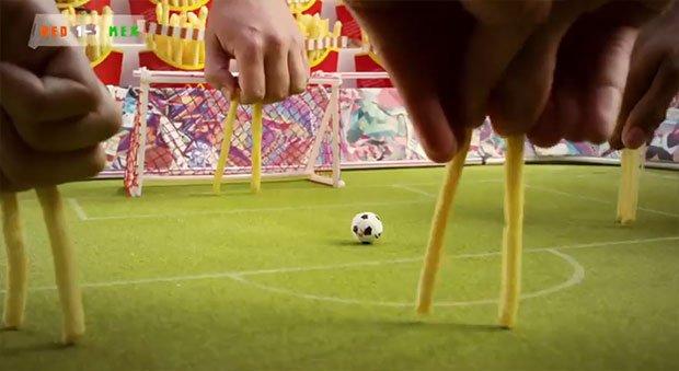 Mondiali di calcio: McDonald’s li ricrea usando solo patatine fritte [VIDEO]