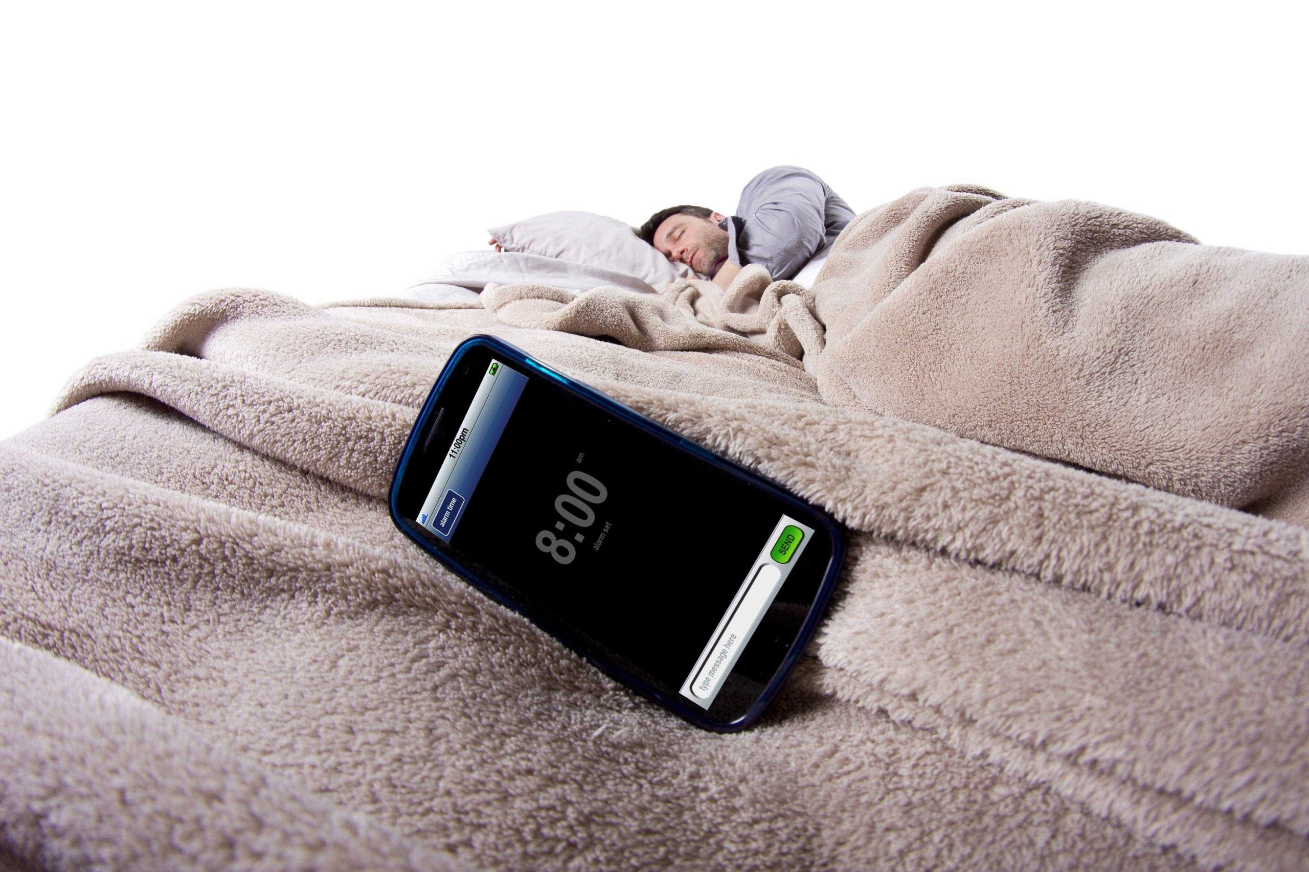 Включи экран спать. Телефон под подушкой. Засыпает с телефоном.