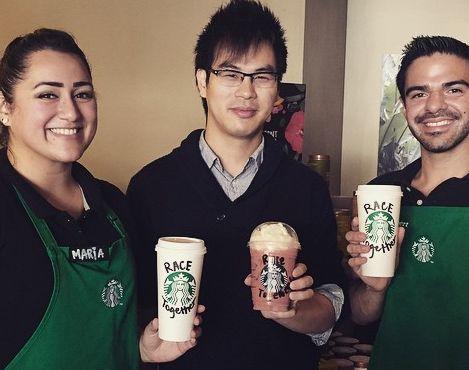 ragazzi che reggono i bicchieri di Starbucks