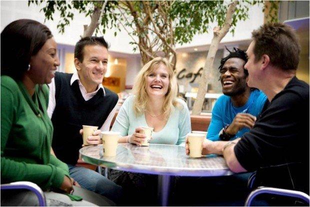 Ragazzi che prendono un caffè ad un tavolo di Starbucks