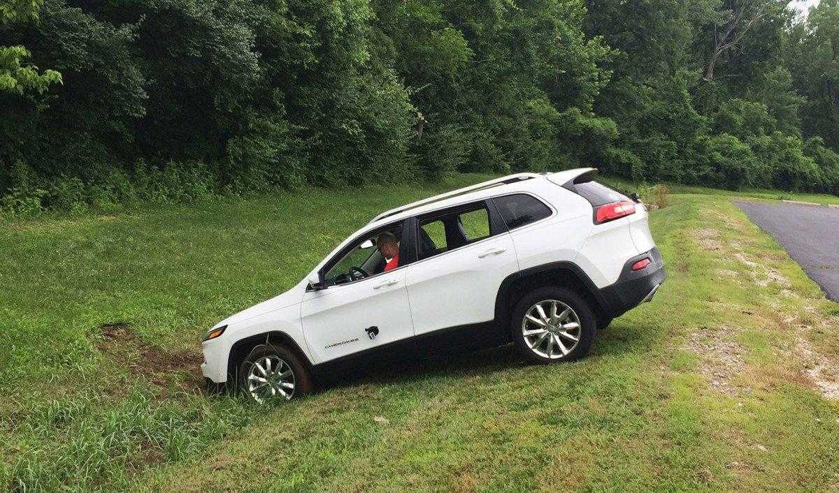 La Jeep finisce fuori strada dopo che i suoi freni sono stati disabilitati mediante una connessione remota