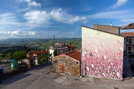 Impronte_la_streetart_sulle_orme_di_Ferragamo