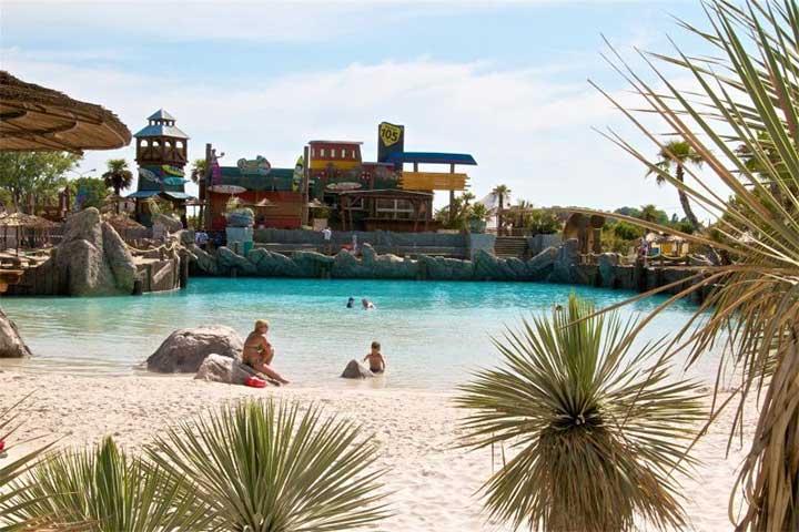 una piscina all'aperto ad aqualandia