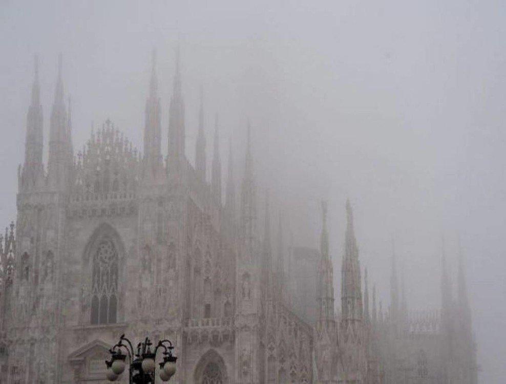 Duomo di Milano con nebbia