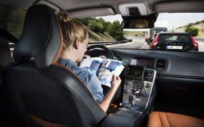 Autopilot: dopo il caso Tesla, opportunità e rischi dei software alla guida delle macchine